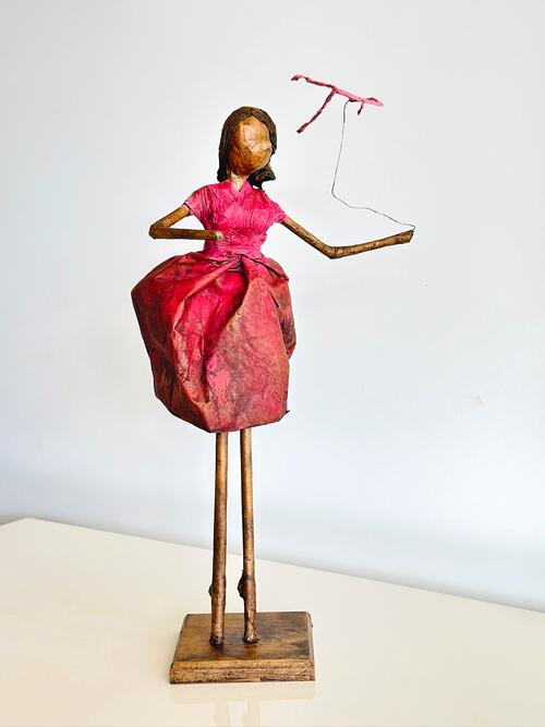 Escultura Mulher com Pipa