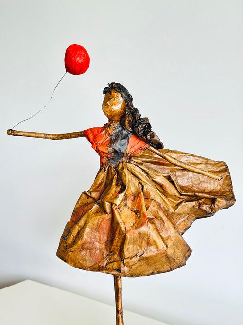 Escultura Mulher com Balo