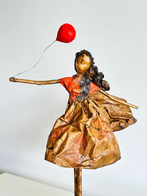 Escultura Mulher com Balo