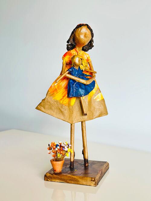 Escultura Menina com Boneca