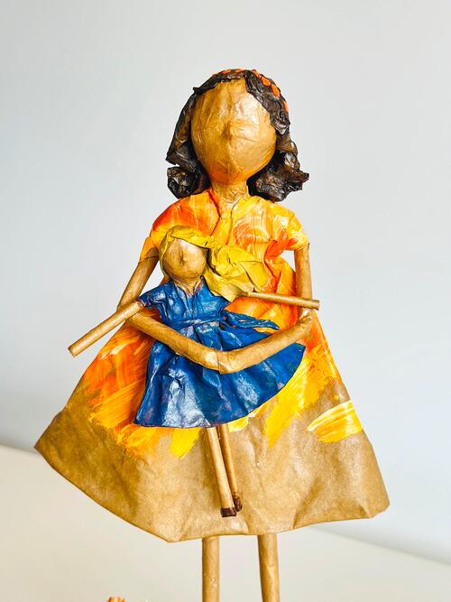 Escultura Menina com Boneca