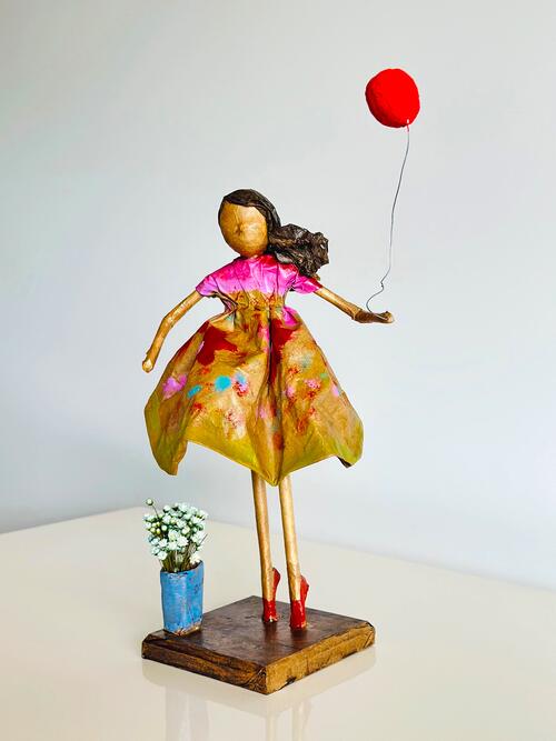 Escultura Menina com Balo