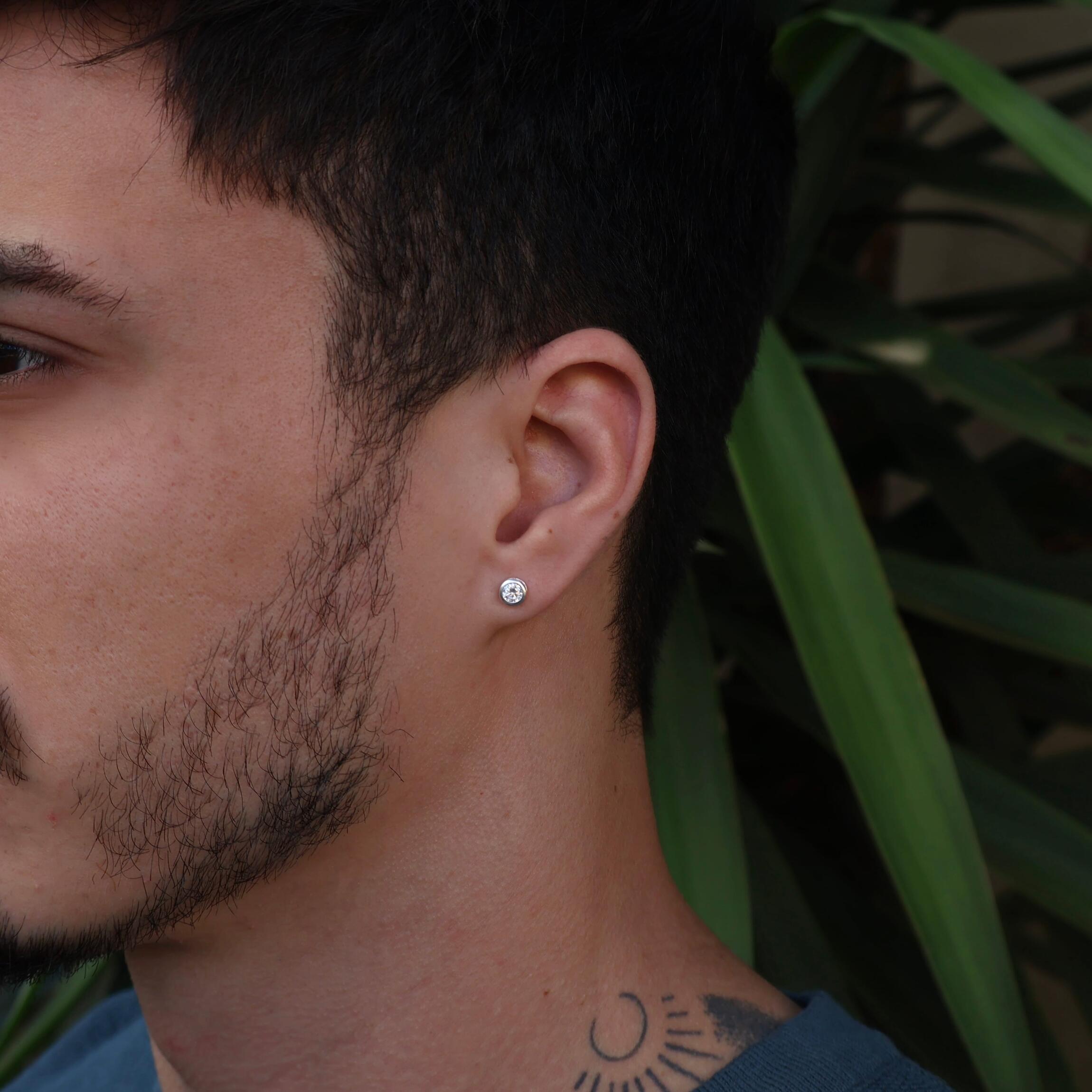 Brinco Masculino Ponto de Luz Cravejado em Prata 925 - R$147,00