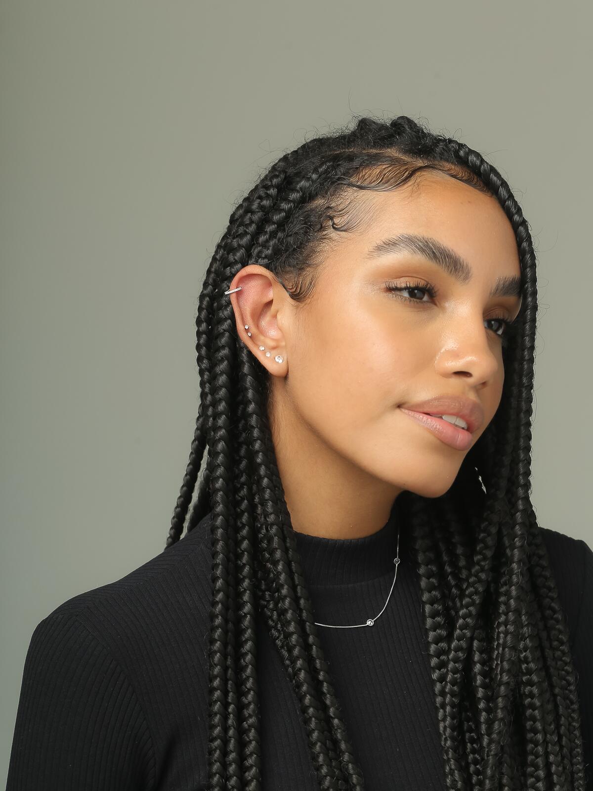 Piercing de Prata 925 Hélix Cravejado 8mm com Torção - R$79,90