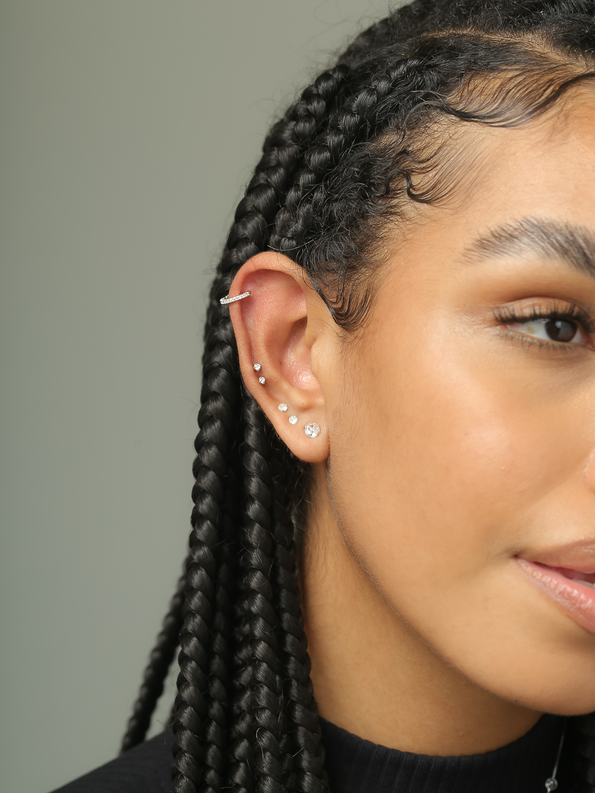 Piercing de Prata 925 Hélix Cravejado 8mm com Torção - R$79,90