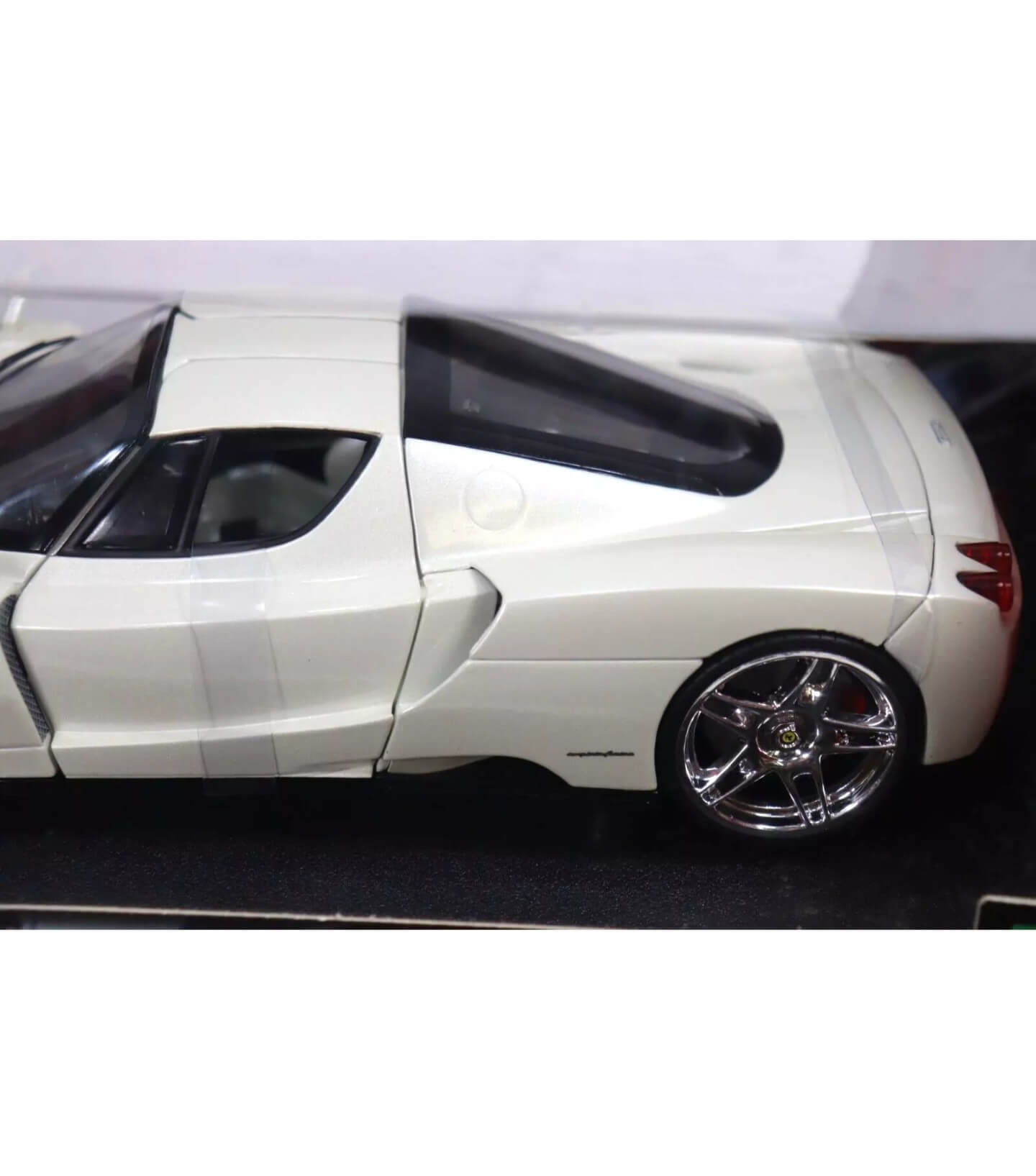 Comprar Ferrari Enzo Branca 1/18 Hotwheels Miniatura - R$1.499,00